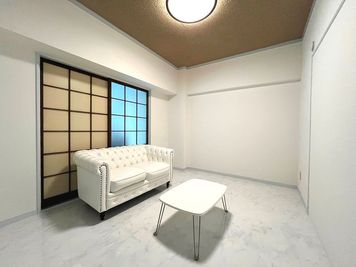 コスプレ撮影など白ベースの床と壁なので多彩な使い方が可能なフリースペースです。 - アイフラッツ３F 【リバーリッチ】アイフラッツ３Fの室内の写真