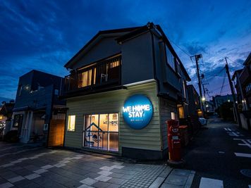 外観 夜 - 【テーマは海の家】WE HOME STAY 鎌倉・由比ヶ浜の外観の写真