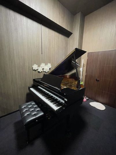 ミュージックスタジオスクール本山 美サイレント本山🌹STEINWAY&SONS練習室🌹の室内の写真