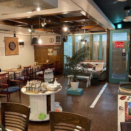 普段はカフェバーとして営業している店内は開放感があります。
椅子やテーブルを移動すれば様々なイベントも開催可能です。 - HIPPIES SAPPORO SUSUKINO レンタルカフェ＆スペースの室内の写真