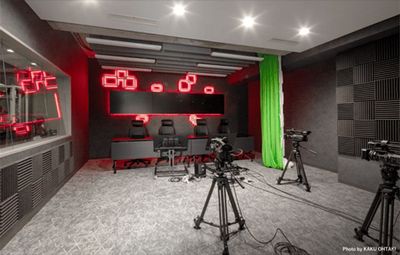 スタジオ内の写真です。背景のオブジェクトはRGB調光可能です。 - GameWithプロデュース｜Studio STREEEAM！ GameWithプロデュースのライブ配信・収録スタジオの室内の写真