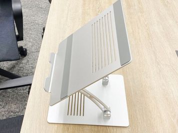 貸出品のノートPCスタンドです。 - relark大宮　貸会議室 No.305中会議室の設備の写真