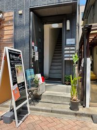 スペースはビルの２階店舗となります。ここはビル１階の入り口です。 - 高円寺ワークスペース「ぽたかふぇ。」 カフェ内ギャラリースペースの入口の写真