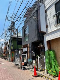 駅改札を左に曲がりビルに沿ってまた左に曲がりそのまままっすぐ信号を渡り、上島珈琲店の左の細い商店街（高円寺中通商店街）をまっすぐ進むと数分で辿り着きます。 - 高円寺ワークスペース「ぽたかふぇ。」 カフェ内ギャラリースペースの外観の写真