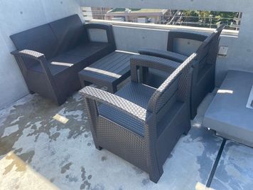 4人掛けのソファも設置いたしました。 - U-make南品川 U-make 屋上　パーティープラン（～6名）の設備の写真