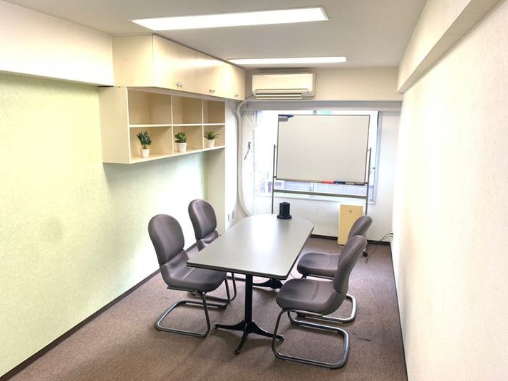 レンタルスペース「レッド会議室」 「駅近」10秒　新宿西口駅前会議室の室内の写真