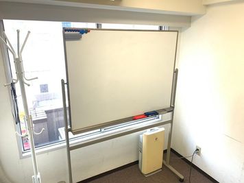 レンタルスペース「レッド会議室」 「駅近」10秒　新宿西口駅前会議室の設備の写真