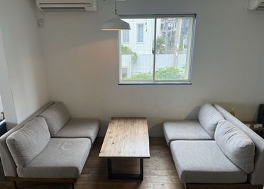 ソファ席 - DROP IN cafe 【海から10秒】鎌倉のおしゃれなカフェ＆テラス貸切！の室内の写真