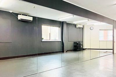 横並びでも広々としています‐神戸三宮レンタルスタジオStork三ノ宮駅徒歩4分【ダンスができるレンタルスタジオ】の室内の写真 - 神戸三宮レンタルスタジオStork 三ノ宮駅徒歩4分【ダンスができるレンタルスタジオ】の室内の写真