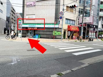 3.左手にファミリーマートが見えたら交差点を渡る‐神戸三宮レンタルスタジオStrok三ノ宮駅徒歩4分【ダンスができるレンタルスタジオ 】のその他の写真 - 神戸三宮レンタルスタジオStork 三ノ宮駅徒歩4分【ダンスができるレンタルスタジオ】の室内の写真
