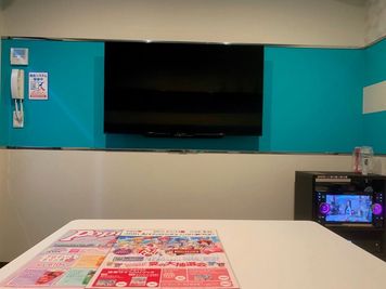 カラオケビッグエコー 西鉄天神駅前店 《5～8名用》会議・打ち合わせ用ルーム【サイズM】の室内の写真