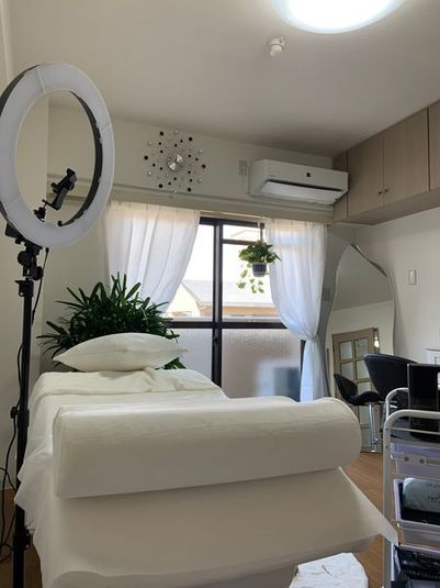 まつげエクステ、マッサージ、ビューティートリートメントのためのマットレスのある快適なソファ -  アンビエンテ平松 サロンレンタルの室内の写真