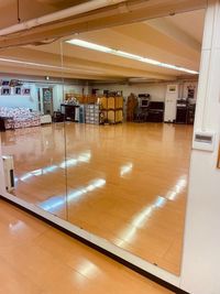 K&Eダンススタジオ 45坪の広々としたダンススタジオ　幅4.5mの大型鏡が多数あり　の室内の写真