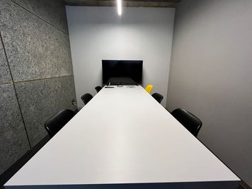 6名掛けテーブルは椅子を追加することも可能 - MONZ SPACE（モンズスペース） 設備の整った快適な会議室の室内の写真