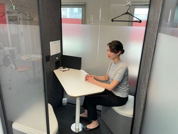 2名がゆったり自分たちだけの会話を楽しめるスペース、商談にも最適です。 - ワークプレイス２GO 目黒 ﾜｰｸﾌﾟﾚｲｽ2GO2名用個室Duo1 目黒駅徒歩4分の室内の写真