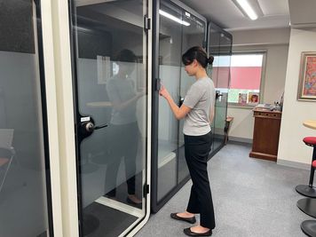 予約時ご案内する暗証番号をタップしてマグロックを開錠。 - ワークプレイス２GO 目黒 ﾜｰｸﾌﾟﾚｲｽ2GO2名用個室Duo1 目黒駅徒歩4分の設備の写真