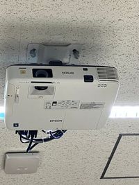 富士ソフトアキバプラザ セミナールーム４の備品：プロジェクター（天吊り）の写真 - 富士ソフト アキバプラザ セミナールーム４の設備の写真