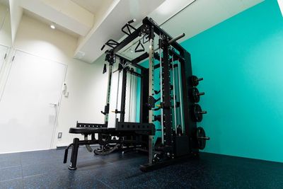 オールインワンスミスマシン
１台で全身のトレーニングが可能です。 - POLARISGYM 【NEW　OPEN】完全個室パーソナルトレーニングジムの室内の写真