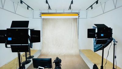 くすんだグレー色のバック布はモダンな印象で、インスタ映え間違いなし！？ - MYST（マイスタ） 撮影スタジオの設備の写真