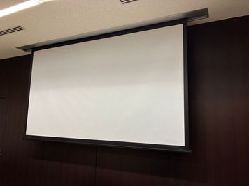 富士ソフトアキバプラザ セミナールーム４の備品：スクリーンの写真 - 富士ソフト アキバプラザ セミナールーム４の設備の写真