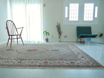 ペルシャ絨毯とアーコールアームチェアを置いて - HOUSE124 HOUSE124  2Fスタジオ＋1Fダイニング(撮影利用のみ)の室内の写真