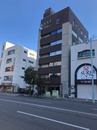 行啓通　セブンイレブン函館本町店さんの右隣のビルです - 五稜郭センター グランドピアノレンタルルームの外観の写真