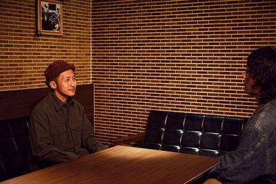 例）対談シーン① - 赤坂BAR91's撮影スタジオ 赤坂BAR91's 本格バーカウンター付きの室内の写真