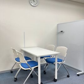 ホワイトボードも必要な際はご利用いただきます。 - BSC大阪 ワークスペースの室内の写真