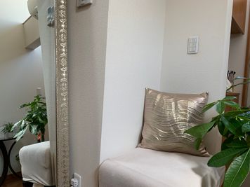 姿鏡や落ち着く椅子 - レンタルシェアサロンYUUBI クオリティの高いレンタルサロン の設備の写真