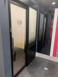 カラオケビッグエコー 天神西通り店 《1～4名用》会議・打ち合わせ用ルーム【サイズS】の室内の写真