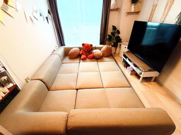 高精細レグザの55型TVでゴロゴロしながら地上波&映画鑑賞も🎥 - エクセルシオールスペース西新宿 エクセルシオールスペース西新宿店の室内の写真