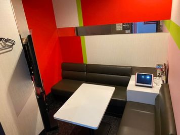 《1名用》【テレワークに最適👩‍💻】電源/Wi-Fi完備/ソフトドリンク飲み放題付き☕️の完全個室！ - カラオケビッグエコー 長崎春雨観光通り店