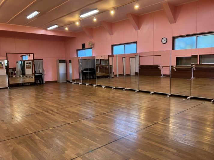 120㎡の広々スペース
冷暖房完備
デッキあり - 逗子ダンススタジオAles ダンススタジオの室内の写真