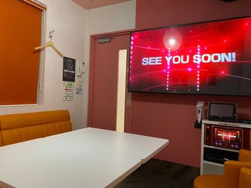 カラオケビッグエコー 長崎春雨観光通り店 《9～10名用》会議・打ち合わせ用ワークルーム【サイズL】の室内の写真