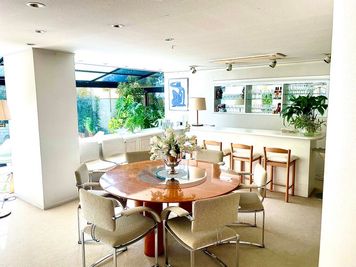 開放的な空間は安定したネット環境、音響環境完備はもちろん全て無料の多目的スペース！ - studio アダマス