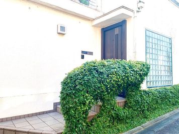 外玄関➀ - studio アダマス 多目的スペースの室内の写真