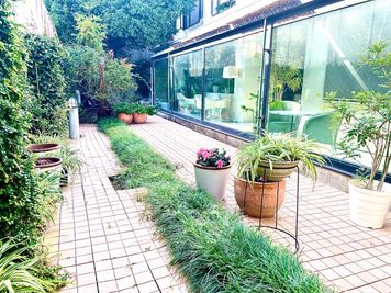 庭スペース - studio アダマス 多目的スペースの室内の写真