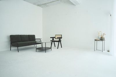 白を基調としたスタジオ/自然光/床は白コンクリート//平日スチール1h7000円/動画1h10000円 - studio wave