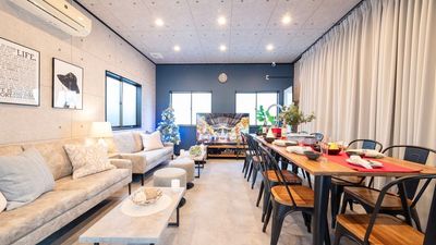 懇親会をすることもできます。今だけクリスマスツリーがあるので写真映え間違いなし！ - SPICA大阪 SPICA大阪/1名〜10名様専用の室内の写真