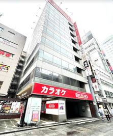 カラオケビッグエコー 秋葉原昭和通口店 《9～10名用》会議・打ち合わせ用ワークルーム【サイズL】の室内の写真