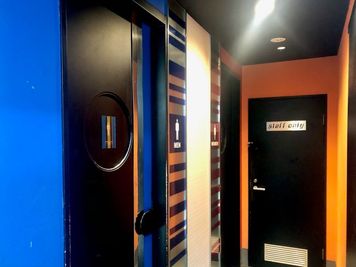 カラオケビッグエコー 秋葉原昭和通口店 《9～10名用》会議・打ち合わせ用ワークルーム【サイズL】の室内の写真