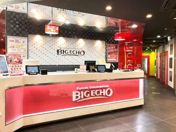 カラオケビッグエコー 秋葉原昭和通口店 《9～10名用》会議・打ち合わせ用ワークルーム【サイズL】の室内の写真
