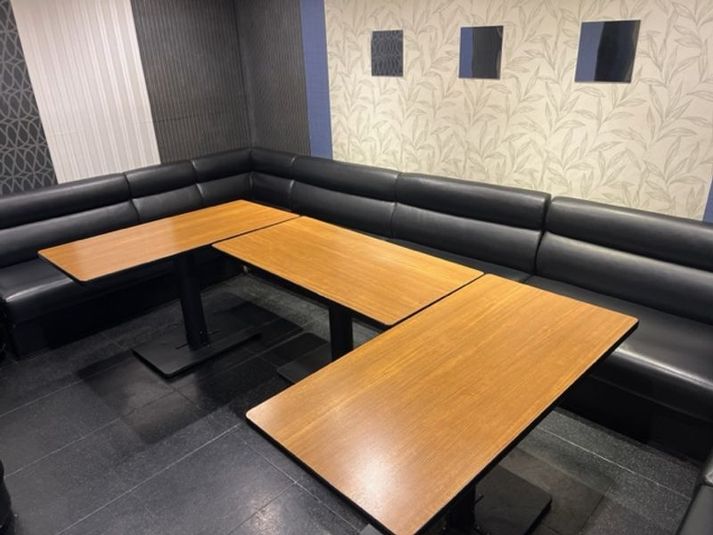 カラオケビッグエコー 横浜西口駅前本店 《9～10名用》会議・打ち合わせ用ワークルーム【サイズL】の室内の写真