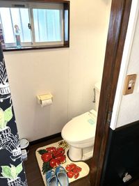 男女共用トイレ(換気扇・ウオッシュレット付)着座にてのご使用お願いいたします♪ - アロハスぺ-スルーム １日１組限定最大10人隠れ家的な平屋一戸建アロハスぺ―スルーム♪の室内の写真