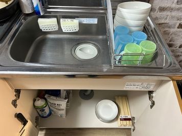 備え付けの食器、調理器具をご使用いただけます🍽️
使用した際は洗っていただきますようお願いします🧼 - ホームシアター大橋の設備の写真