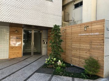 ビル入口 - 四ツ谷ビジネスラウンジ（六番町） 会議室01の外観の写真