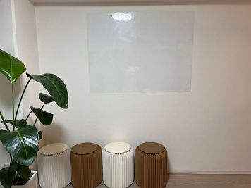 壁に貼り付けるタイプのホワイトボードを完備。会議や打ち合わせにもご使用いただけます。 - 阿佐ヶ谷シェアサロン・レンタルサロン・レンタルスペース 【阿佐ヶ谷駅徒歩1分】個室レンタル＆シェアサロン｜エステ・整体等の設備の写真