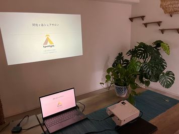 プロジェクターも完備。壁が白いため、壁に投影してスライドを確認可能。HDMIでの接続となりますが、Type CからHDMIに接続する接続端子もご用意。 - 阿佐ヶ谷シェアサロン・レンタルサロン・レンタルスペース 【阿佐ヶ谷駅徒歩1分】個室レンタル＆シェアサロン｜エステ・整体等の設備の写真