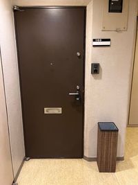 入室のための鍵は入口のドアノブに南京錠を用意しており、その中に格納しております。ご予約された方には南京錠の開錠番号をお伝えします。傘立ても設置（写真右横） - 阿佐ヶ谷シェアサロン・レンタルサロン・レンタルスペース 【阿佐ヶ谷駅徒歩1分】個室レンタル＆シェアサロン｜エステ・整体等の入口の写真