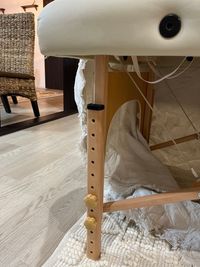 施術台はご自身の希望のベッド高に調整可能です。 - 阿佐ヶ谷シェアサロン・レンタルサロン・レンタルスペース 【阿佐ヶ谷駅徒歩1分】個室レンタル＆シェアサロン｜エステ・整体等の設備の写真